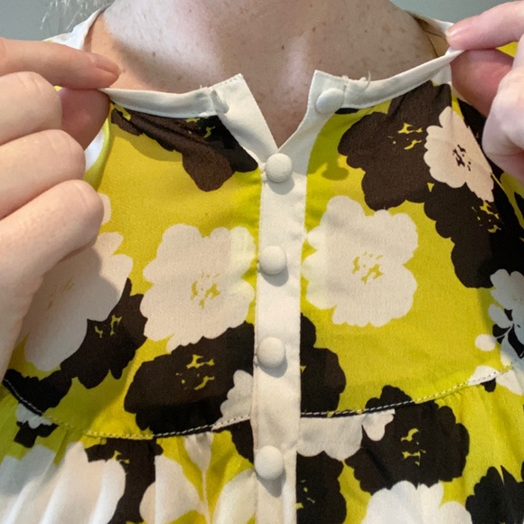 Kensie short sleeve top with floral pattern and tiny buttons - Picture 3 of 6